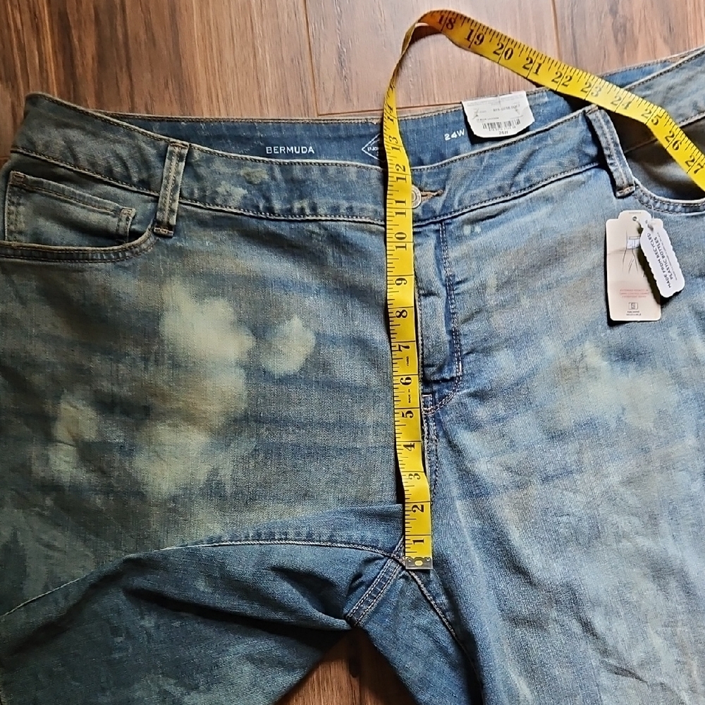St Johns Bay Lt Blue Lagoon Reverse Bleached Mid Rise Bermuda Shorts 24W - Picture 7 of 16